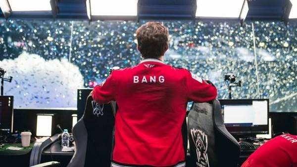 举报者：我不知道 FunPlus Phoenix 的 ADC 是从哪里招募来的，但这个富有的战队真糟糕...