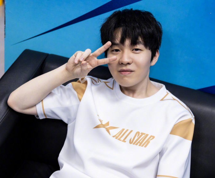 从 faker 的赛后采访中借鉴：把这个冠军给粉丝